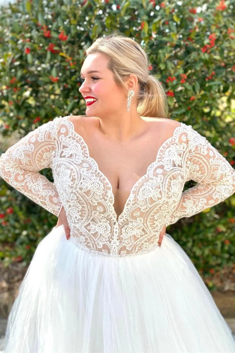 Vestido de novia de encaje con escote en V profundo, manga larga y espalda descubierta